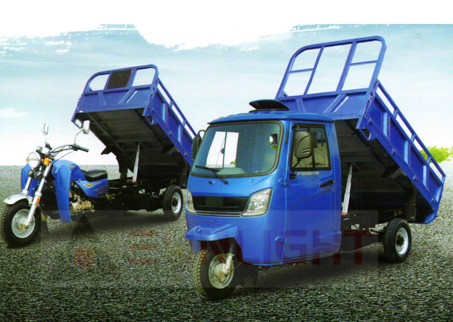 L'autocarro con cassone ribaltabile del triciclo del carico della benzina per l'auto idraulica dello scaricatore della cabina chiusa del trasporto scarica fornitore